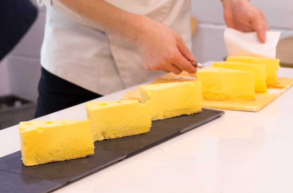 Cutting Cheesecake